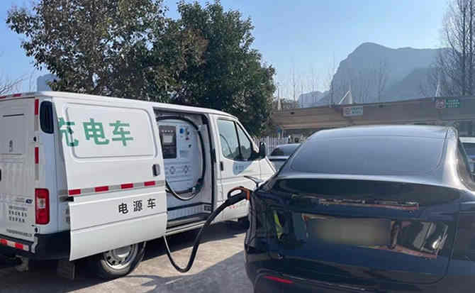 德保汽车搭电